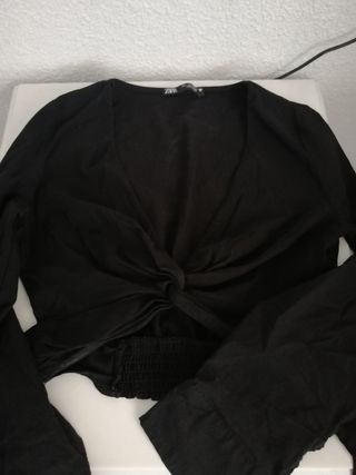 Top corto negro con nudo