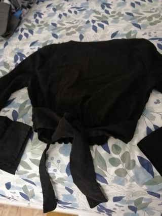 Top corto negro con nudo