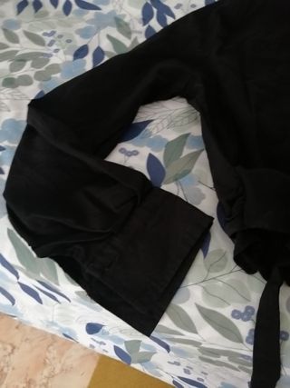 Top corto negro con nudo