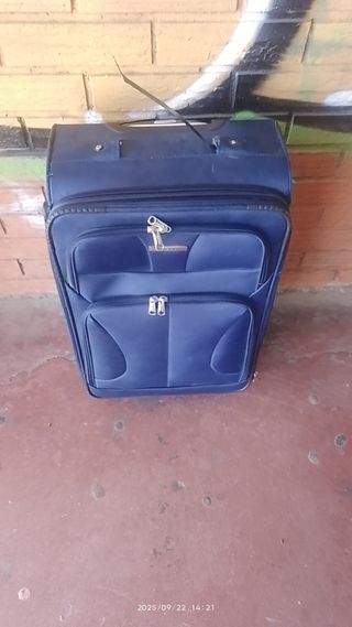 Maleta azul con ruedas
Le falta el soporte