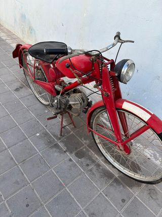Moto Clásica Roja