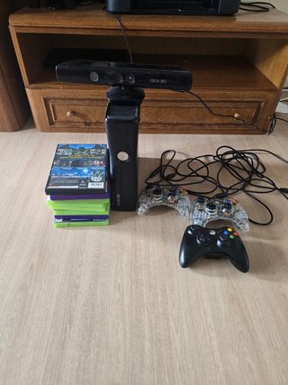 Xbox 360 con Kinect y 4 mandos dos inalambricos