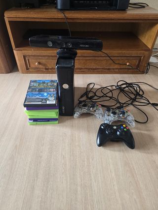 Xbox 360 con Kinect y 4 mandos dos inalambricos