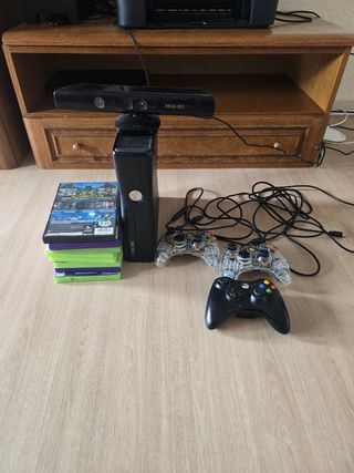 Xbox 360 con Kinect y 4 mandos dos inalambricos
