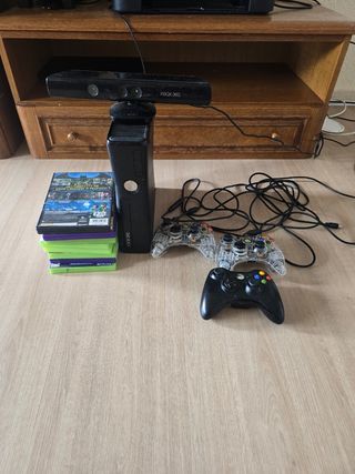 Xbox 360 con Kinect y 4 mandos dos inalambricos