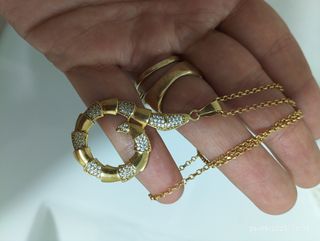 Collar de oro con colgante de serpiente