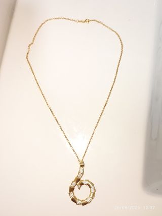 Collar de oro con colgante de serpiente