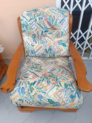 Sofá y sillón de madera con cojines estampados