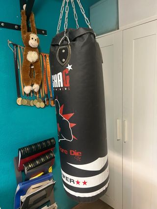 Saco de boxeo SHAG con mono y medallas