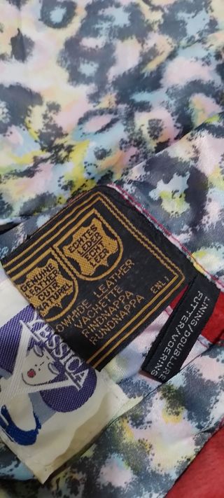 Chaqueta roja piel mujer T 36 con bordado espalda.