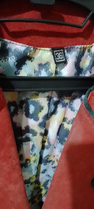 Chaqueta roja piel mujer T 36 con bordado espalda.