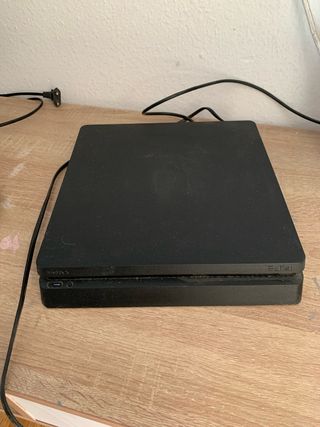 PS4 Slim Negra + 2 Juegos (Sin Mando)