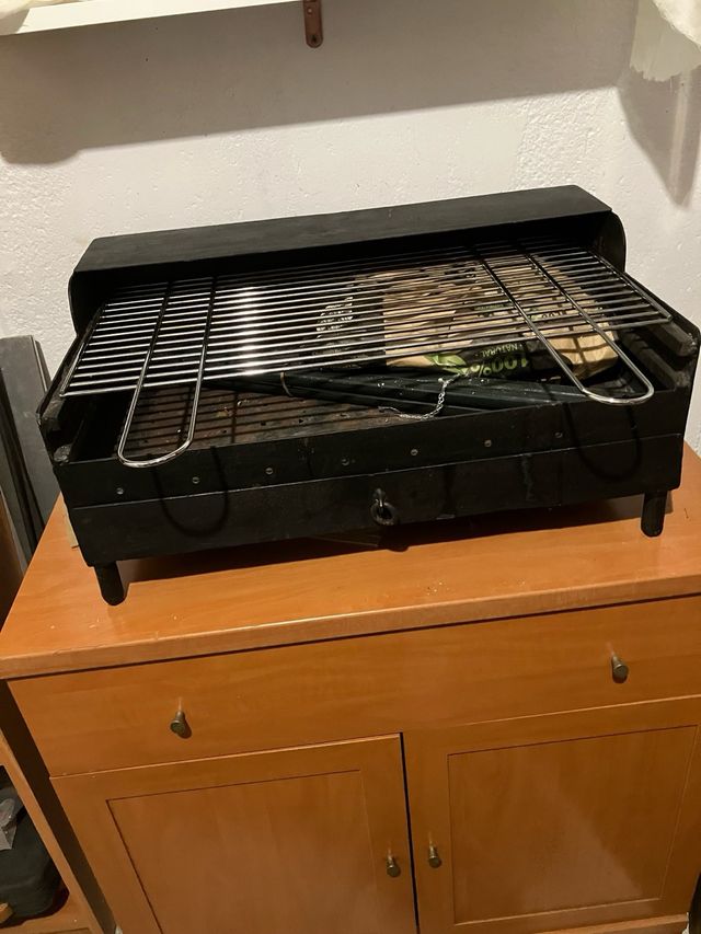 Barbacoa de carbón metálica negra de 60x35 y 110