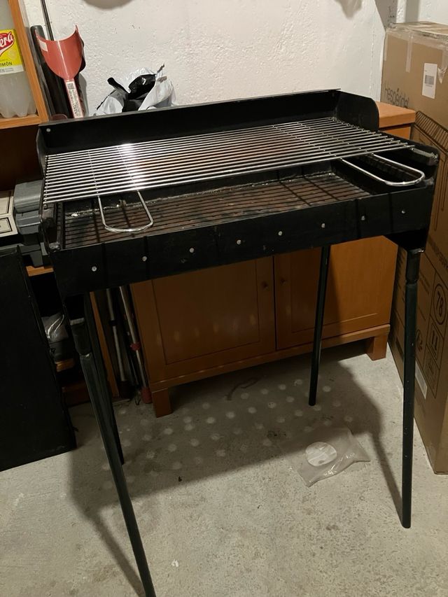 Barbacoa de carbón metálica negra de 60x35 y 110