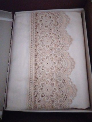 Cortinas de encaje beige y blanco