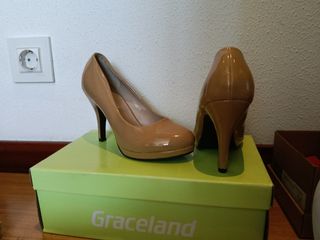 Elegantes zapatos de tacón alto beige.Nuevos