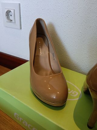 Elegantes zapatos de tacón alto beige.Nuevos