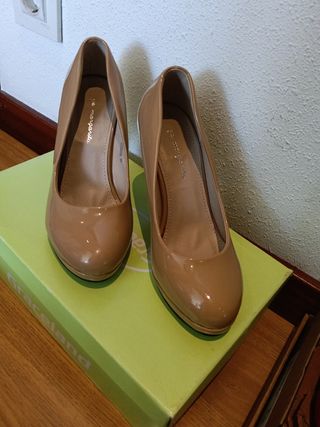 Elegantes zapatos de tacón alto beige.Nuevos