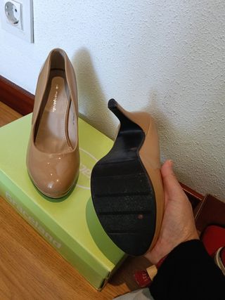Elegantes zapatos de tacón alto beige.Nuevos