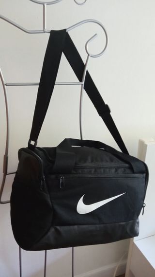 Bolsa de deporte Nike negra, comprada en JD. 