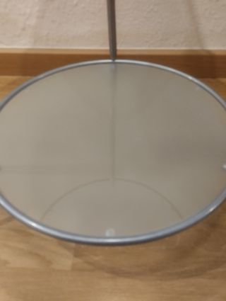 Mesa auxiliar con ruedas.