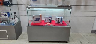 Se vende mobiliario de la tienda.
