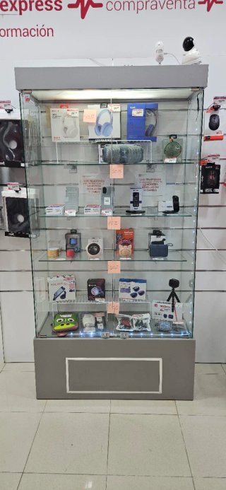 Se vende mobiliario de la tienda.