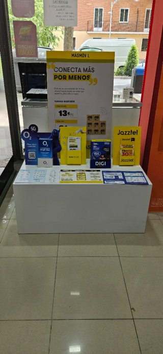 Se vende mobiliario de la tienda.