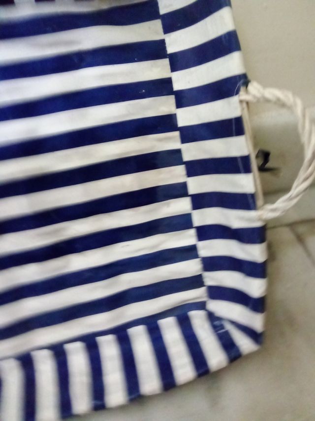 Bandeja mimbre ropa planchada de color blanco.