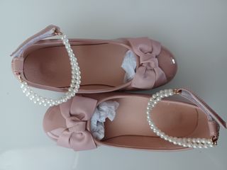 Zapatos charol niña,con tacón, lazo y perlas