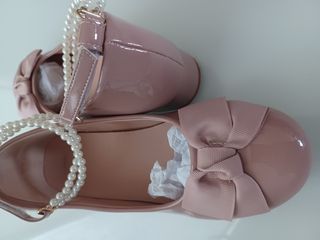Zapatos charol niña,con tacón, lazo y perlas