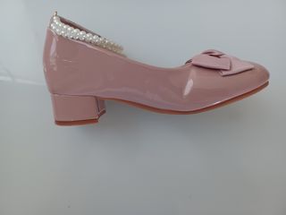 Zapatos charol niña,con tacón, lazo y perlas