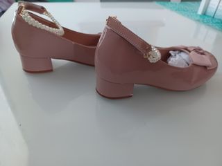 Zapatos charol niña,con tacón, lazo y perlas