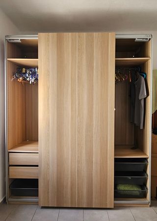 Armario puertas correderas madera y gris