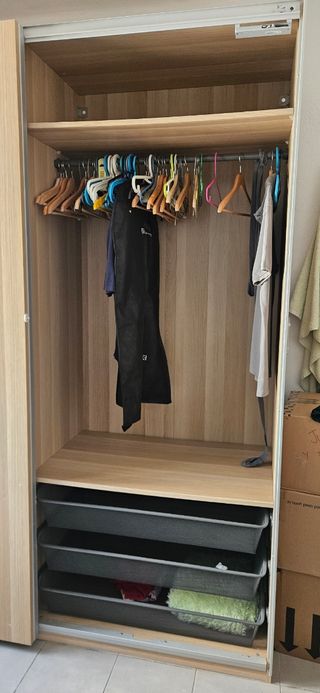 Armario puertas correderas madera y gris