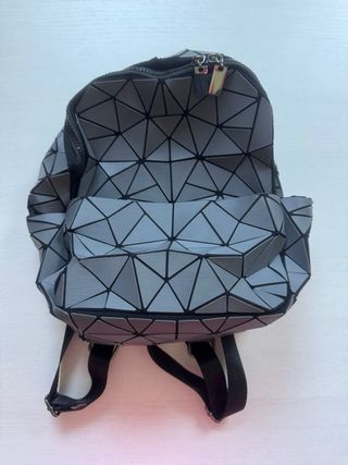 Mochila geométrica gris y plateada