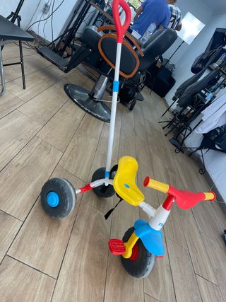 Triciclo infantil con pedales
