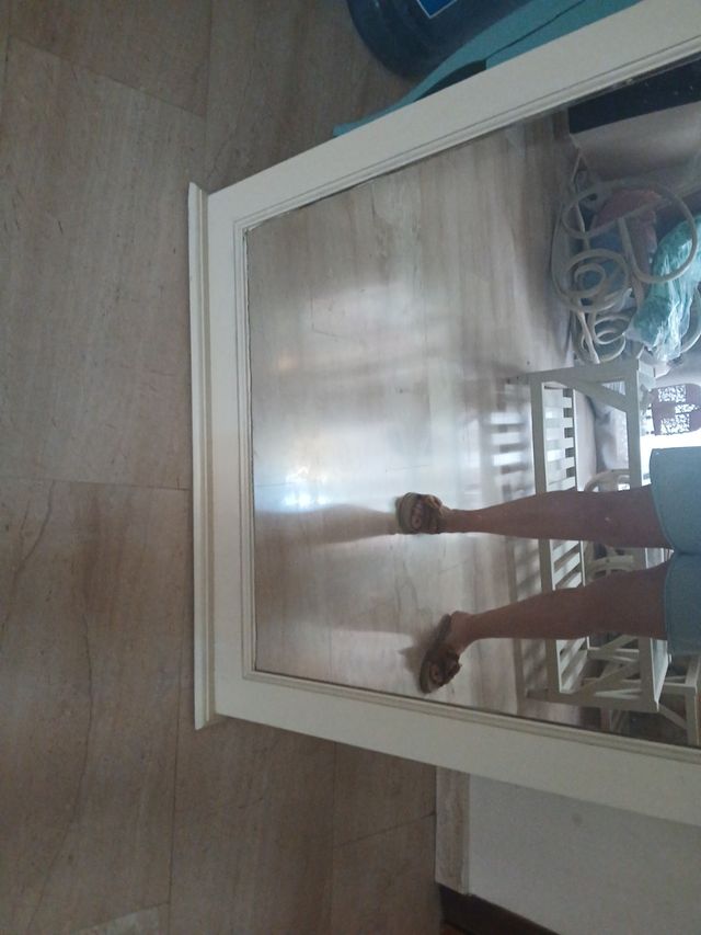 Specchio con cornice in legno bianco e oro