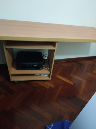 Mesa de madera para habitación infantil