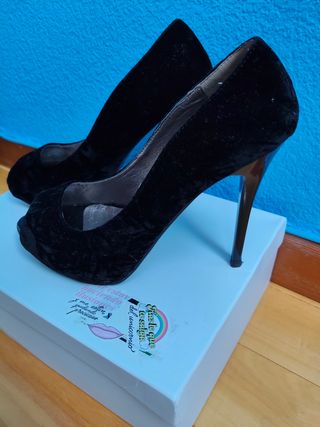 Zapatos de tacón negros de terciopelo.
Número 39