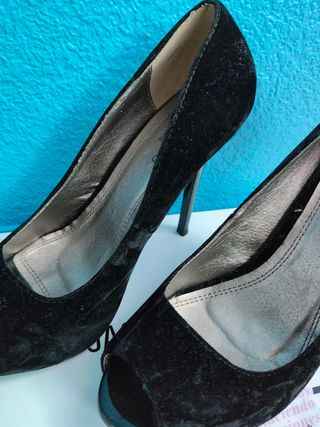 Zapatos de tacón negros de terciopelo.
Número 39