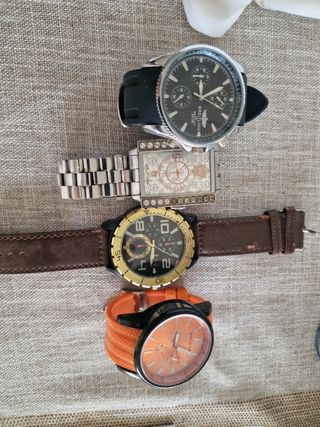 Lote de relojs Marc ecko más tres copias. 
