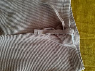 Pantalón niña lila canalé Zara