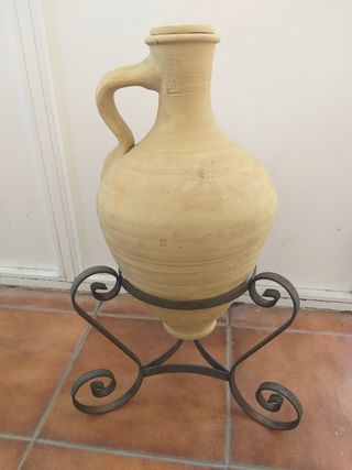 Cántaro de barro con soporte