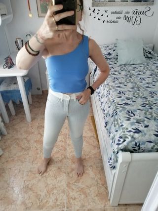 Top asimétrico azul y pantalón de Salsa