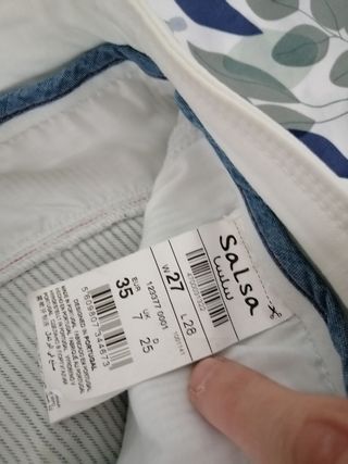 Top asimétrico azul y pantalón de Salsa