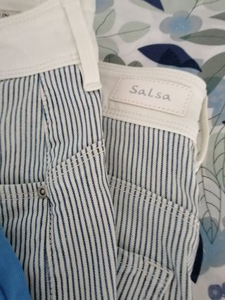 Top asimétrico azul y pantalón de Salsa