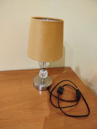 Lámpara de mesa marrón y plateada