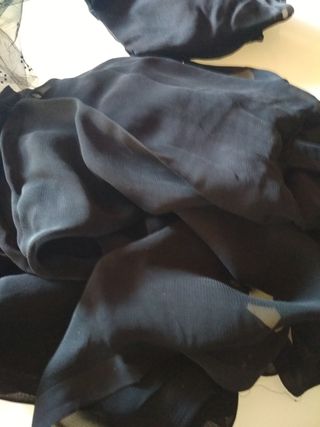 Diverse coperte in pizzo nero per oggetti di scena