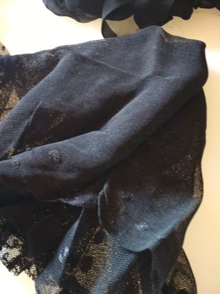 Diverse coperte in pizzo nero per oggetti di scena